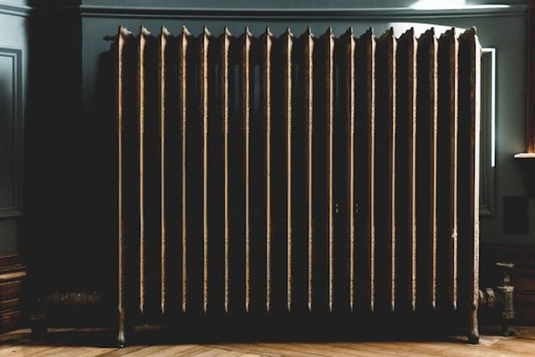 Comment choisir un chauffage au sol compatible avec une décoration vintage?
